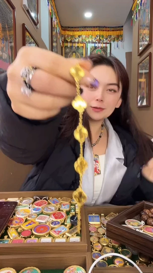 吊坠沙金--纯手绘矿物原料唐卡