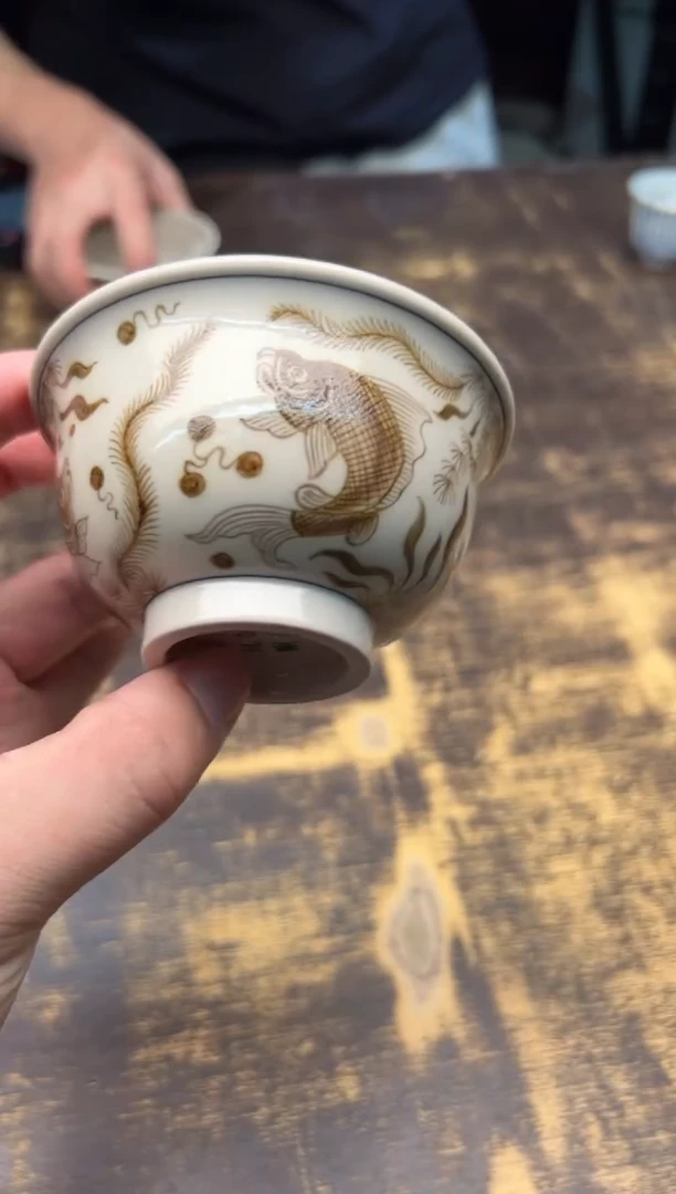 戏墨釉里金鱼藻压手杯