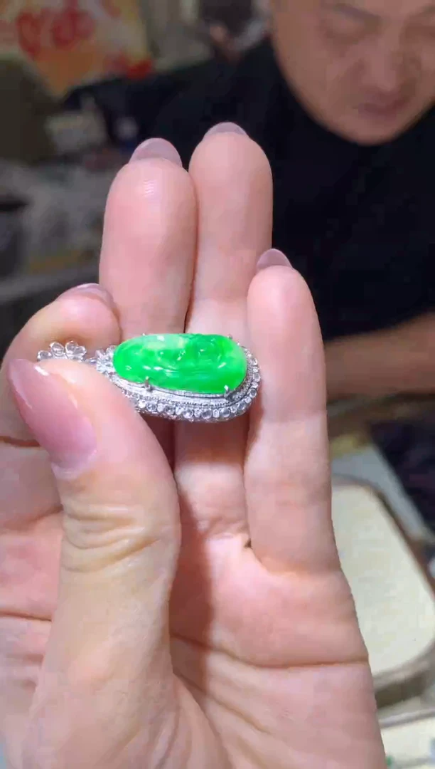 颈饰18K金镶嵌翡翠|不退不换