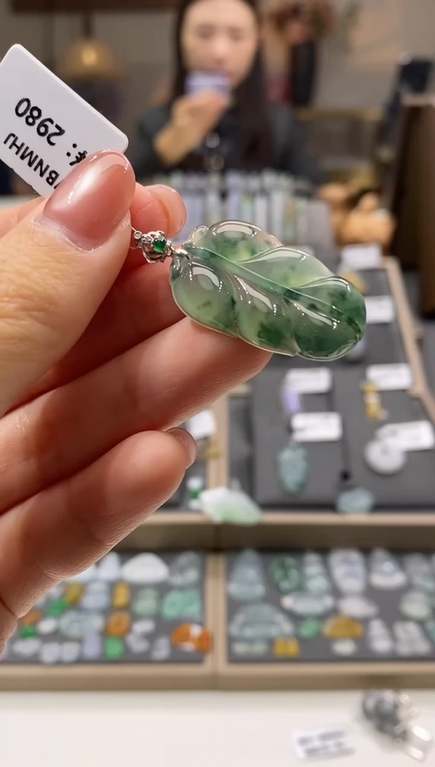 颈饰18K金镶嵌翡翠叶子