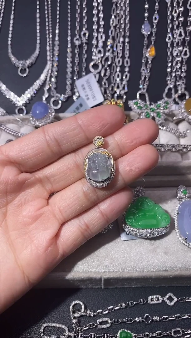 颈饰18K金镶嵌翡翠吊坠