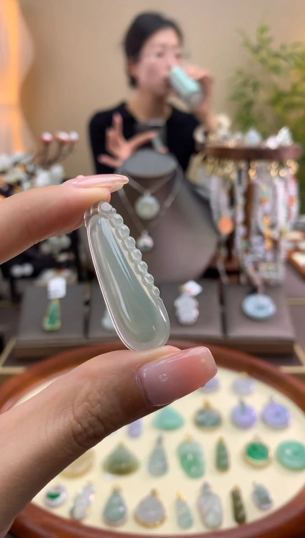 【闪购商品】翡翠颈饰未镶嵌福瓜