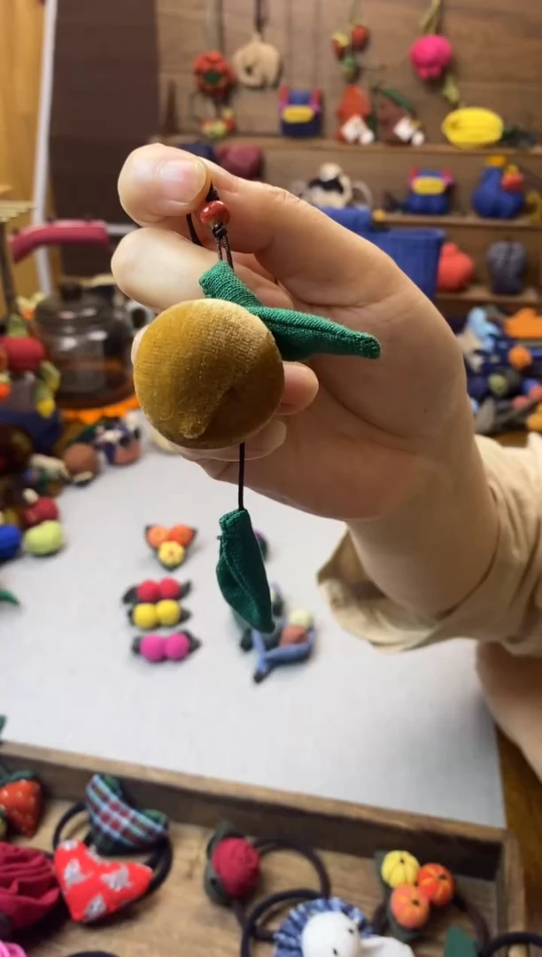 黄色小桃子手机挂