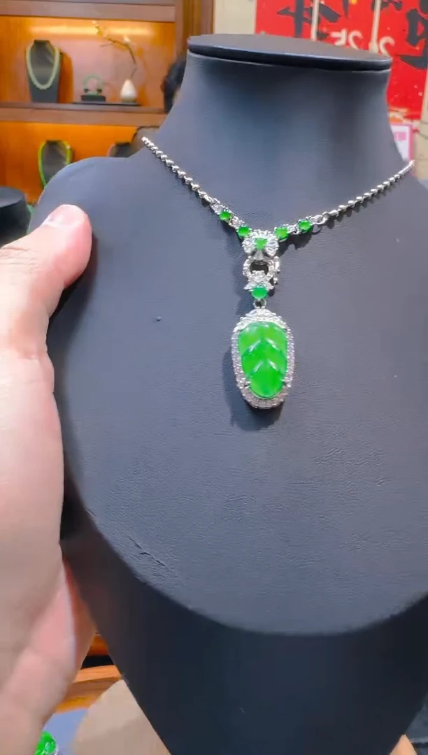 【闪购商品】翡翠吊坠(赠链)未镶嵌天然A货翡翠