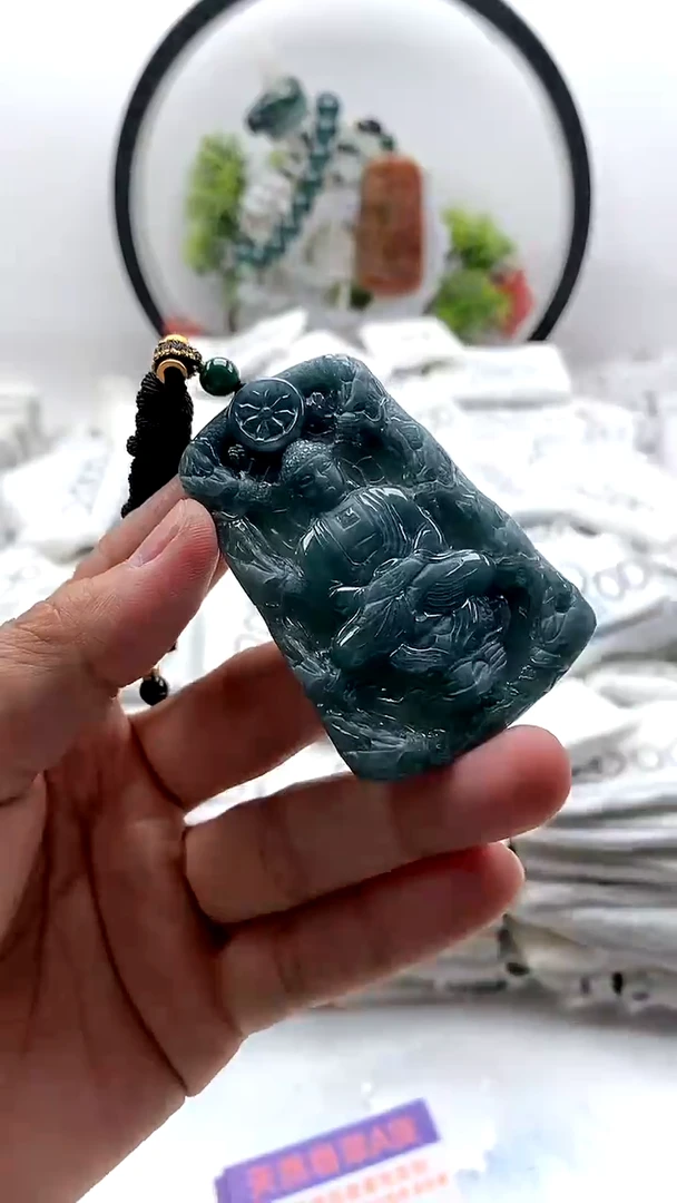 翡翠未镶嵌颈饰大日如来