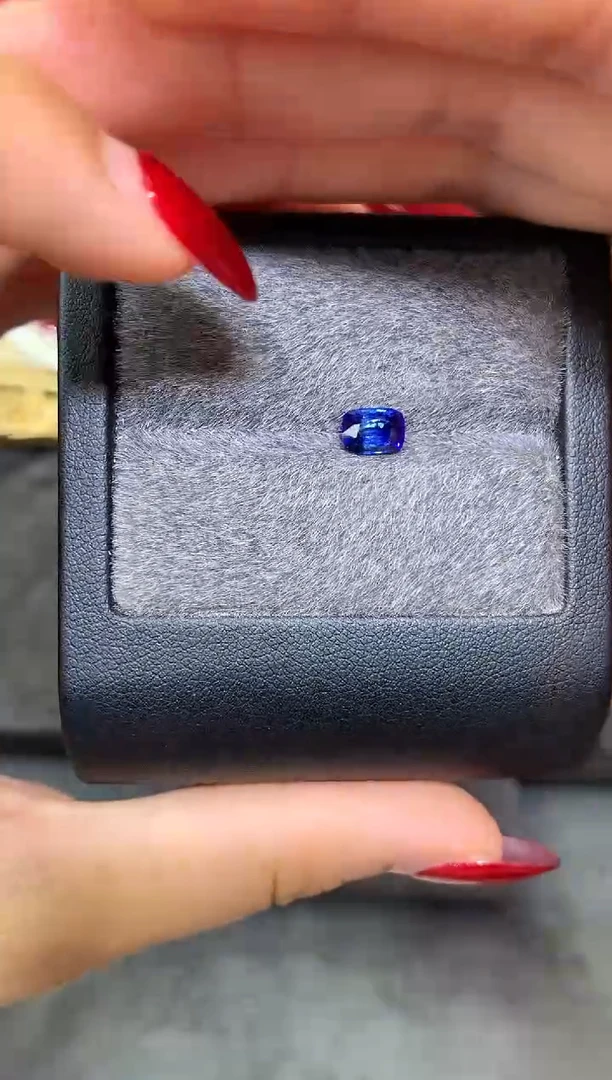 未镶嵌裸石定制蓝宝石枕型 皇家蓝 蓝宝石 1.11ct