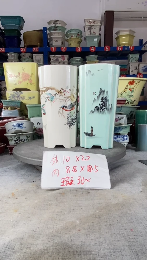 1612微瑕两只签筒花盆