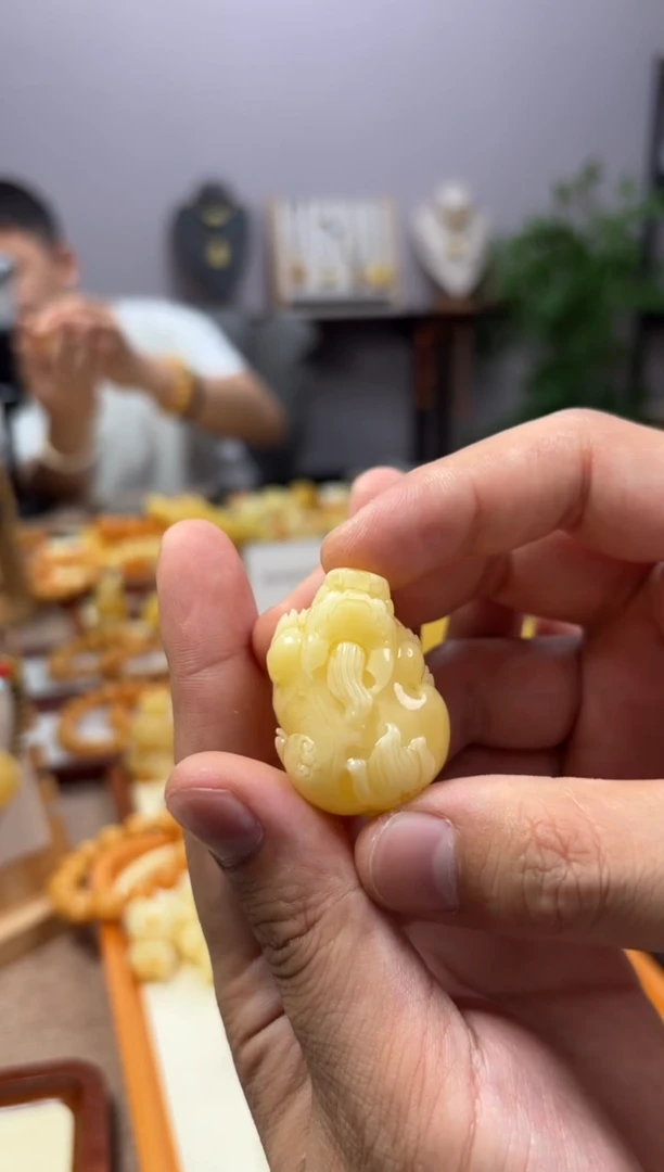 【闪购商品】蜜蜡裸石未镶嵌貔貅