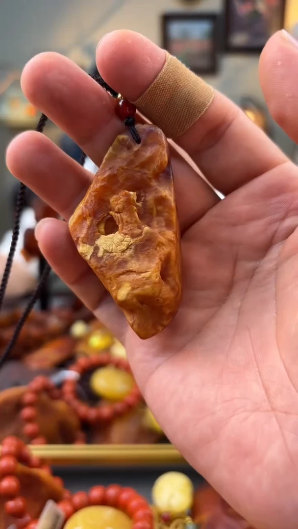 未镶嵌颈饰琥珀吊坠