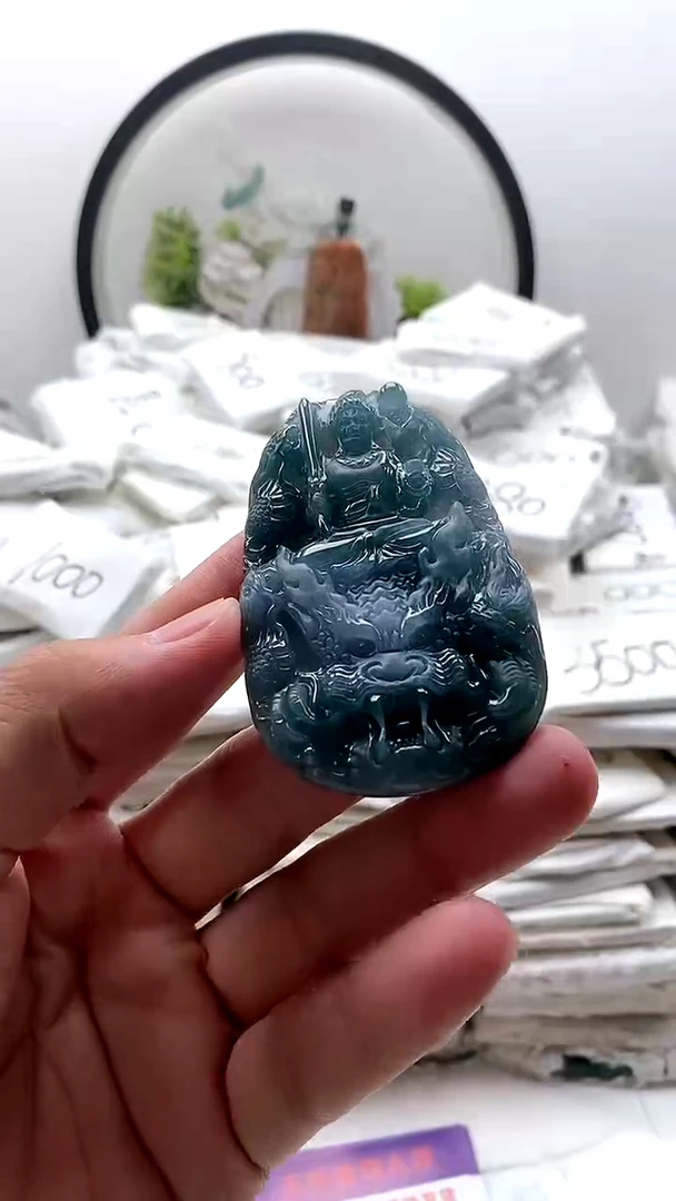 翡翠未镶嵌颈饰不动明王