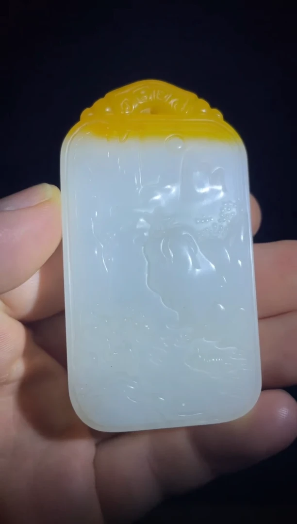 和田玉未镶嵌颈饰俏色羊脂白山水牌1件