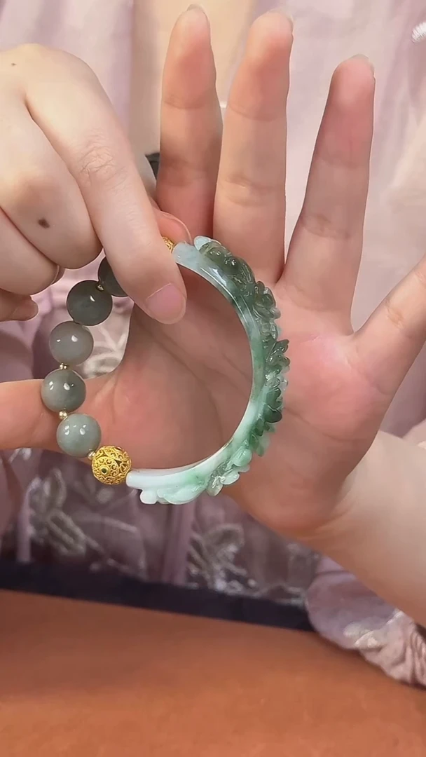 颈饰未镶嵌翡翠翡翠半镯