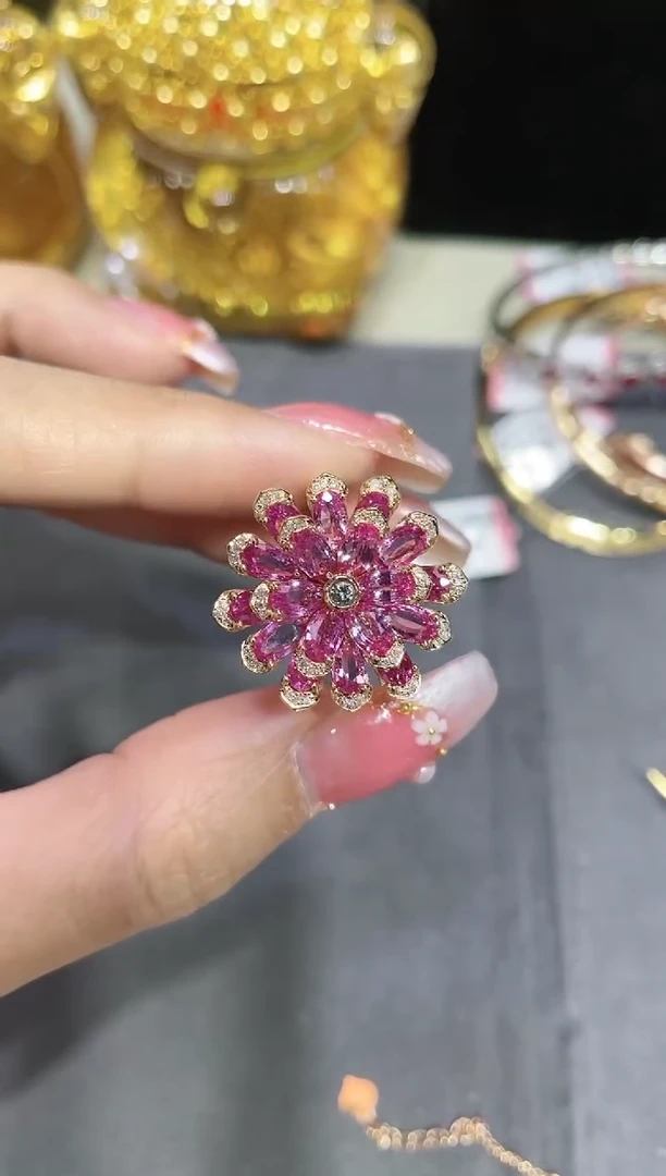 18K金镶嵌彩色蓝宝石戒指