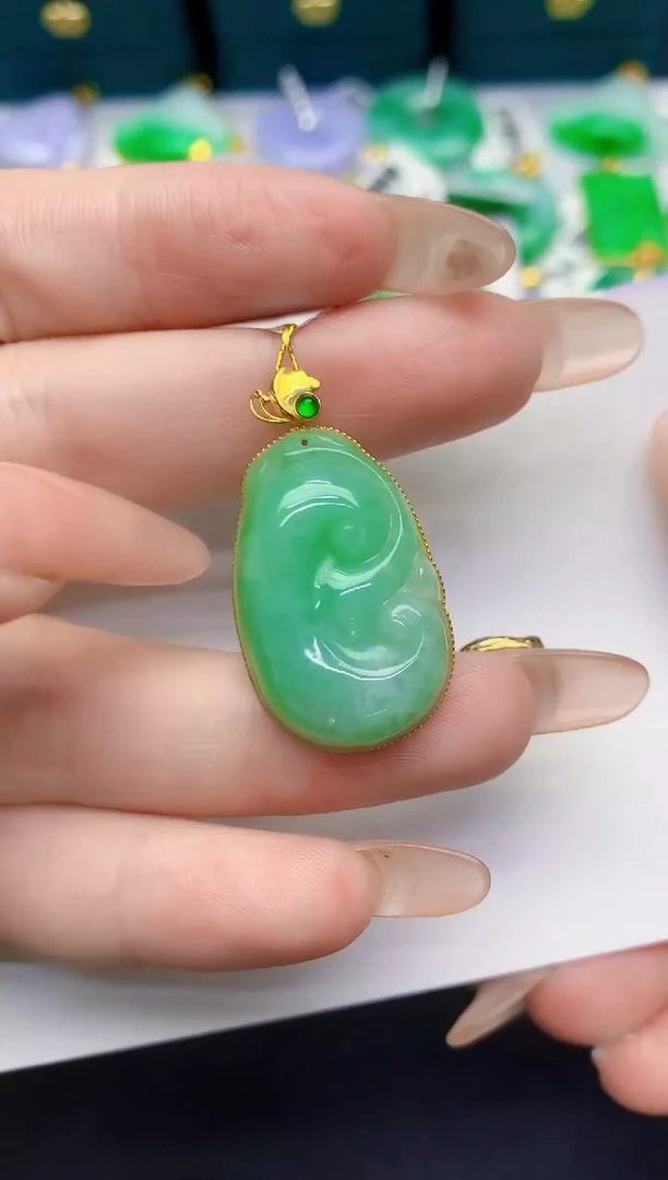 颈饰18K金镶嵌翡翠缅甸天然翡翠A货