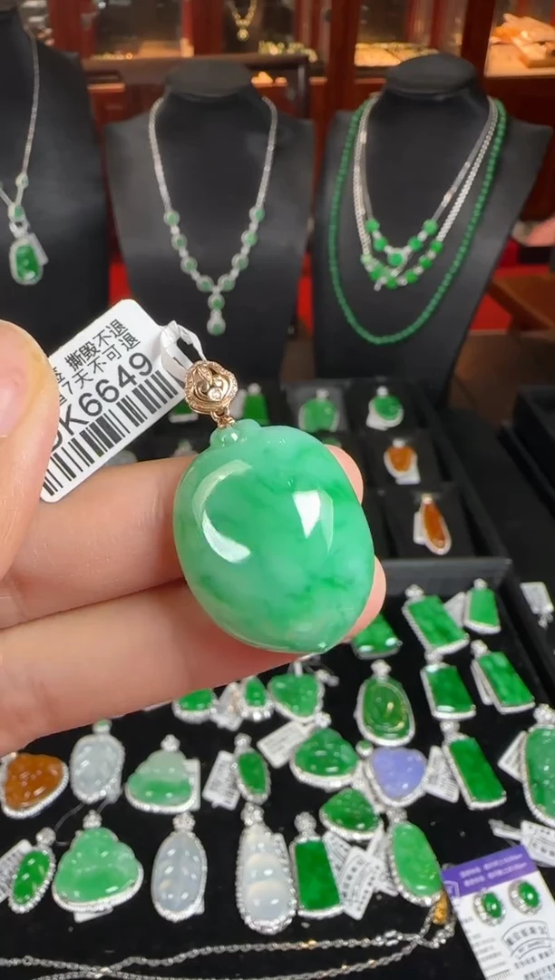 颈饰18K金镶嵌翡翠DK6649绿桃