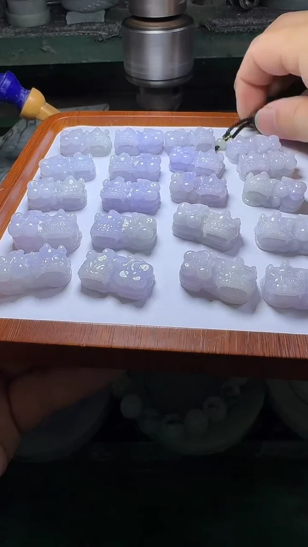 翡翠未镶嵌颈饰貔貅多样性发一件