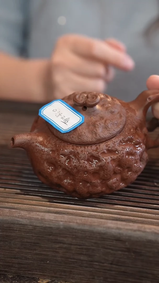 茶壶紫砂供春    变色龙  口沿磕碰 240cc