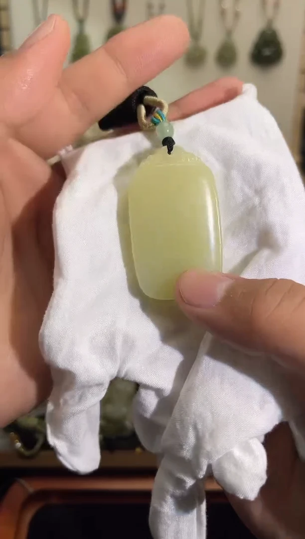 颈饰未镶嵌和田玉豆**麻无事牌