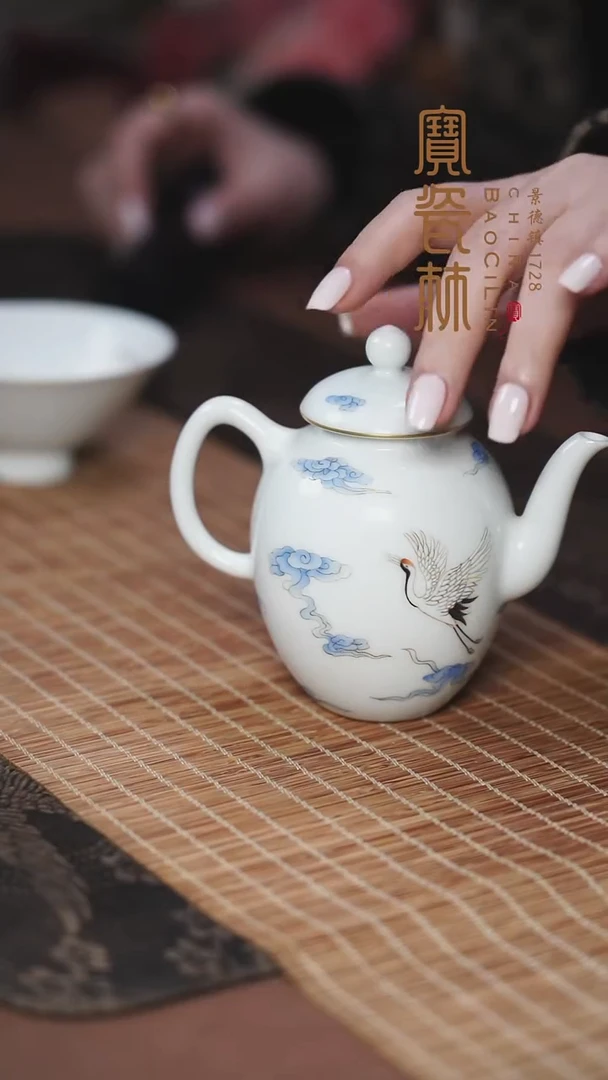 宝瓷林粉彩瑞鹤呈祥壶
