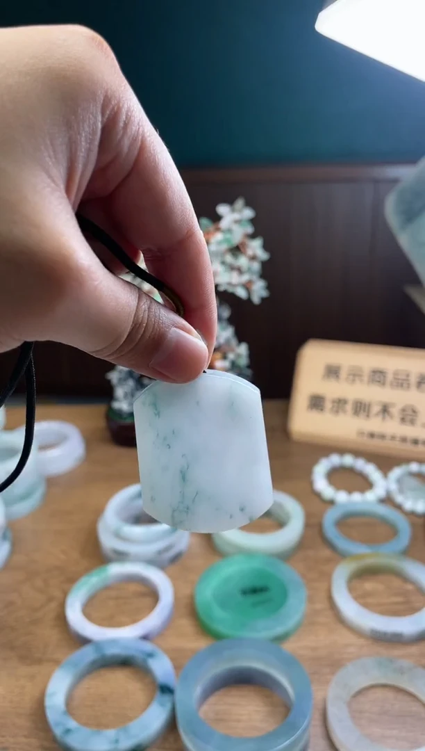 【闪购商品】翡翠颈饰未镶嵌无事牌