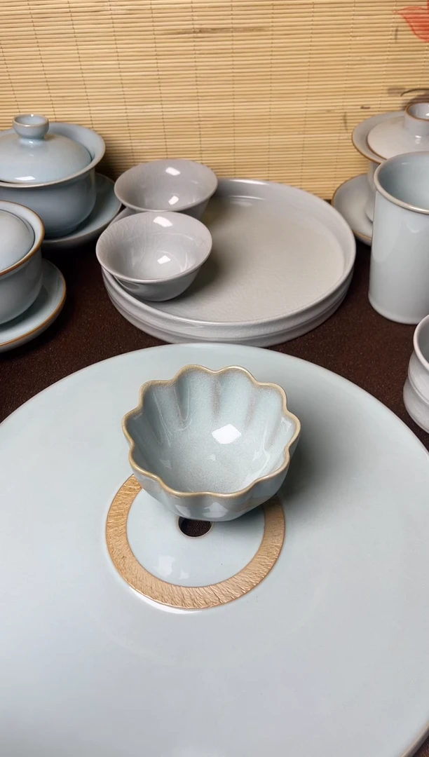 知**乐微瑕天青莲花杯