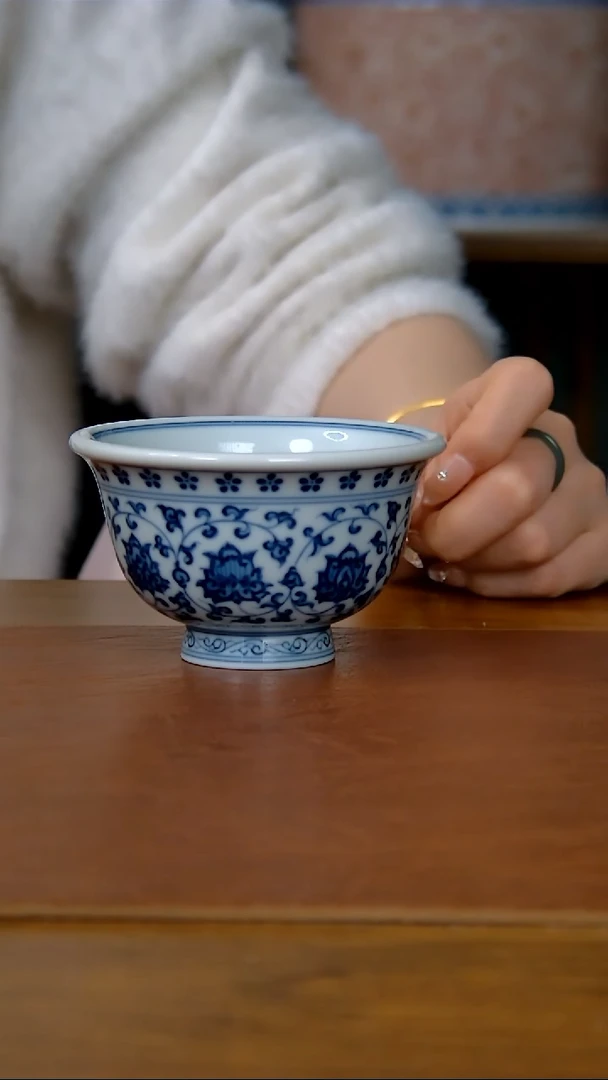 【闪购商品】陶瓷仿明缠枝莲双狮压手杯（柴窑）