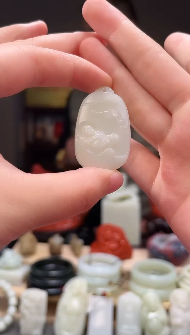 颈饰未镶嵌和田玉吊坠