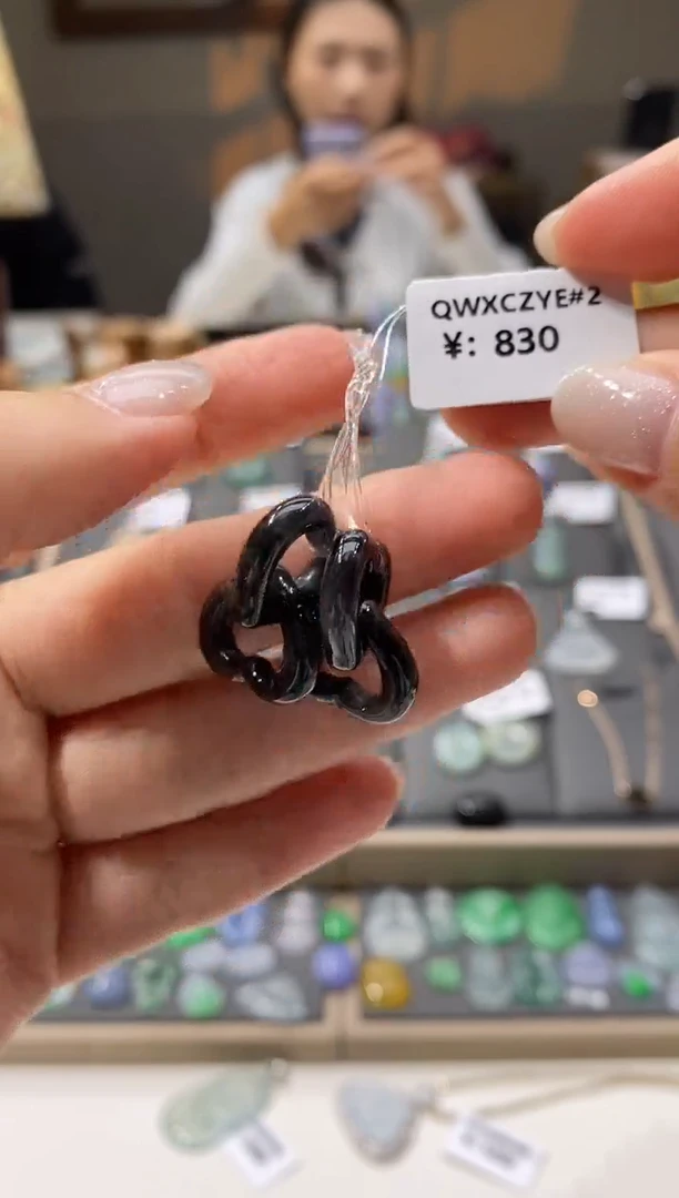 颈饰未镶嵌翡翠环环相扣