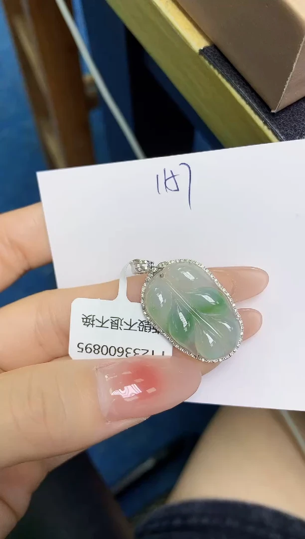 翡翠18K金镶嵌颈饰 天然缅甸翡翠A货