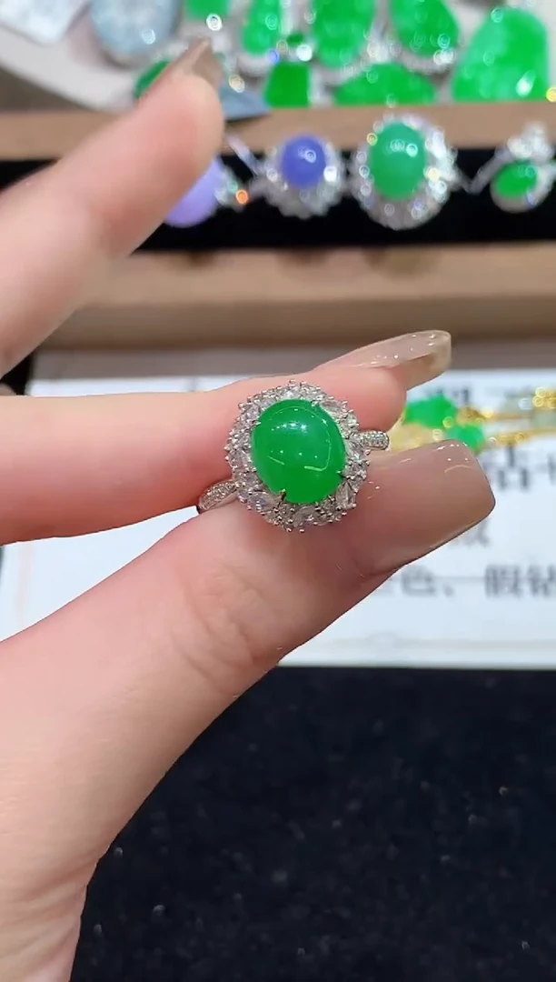 18K金镶嵌戒指翡翠多样性发其一