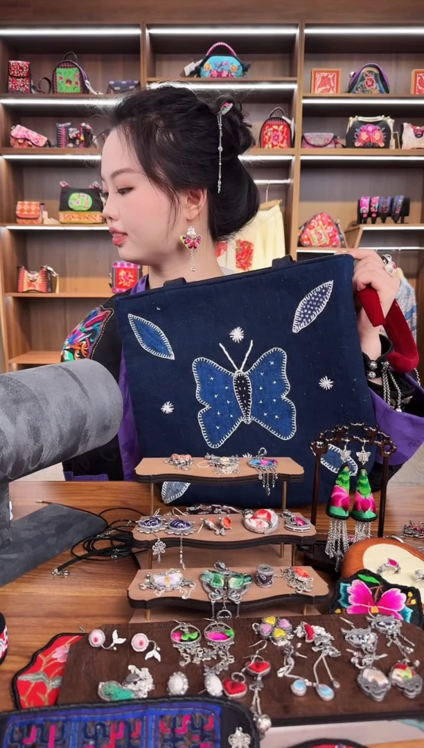 【闪购商品】织绣A11蒙阿苏苗绣传承