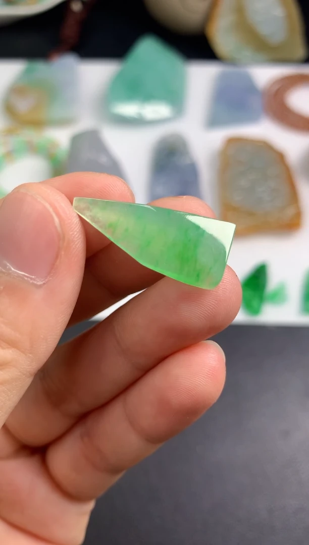 颈饰未镶嵌翡翠