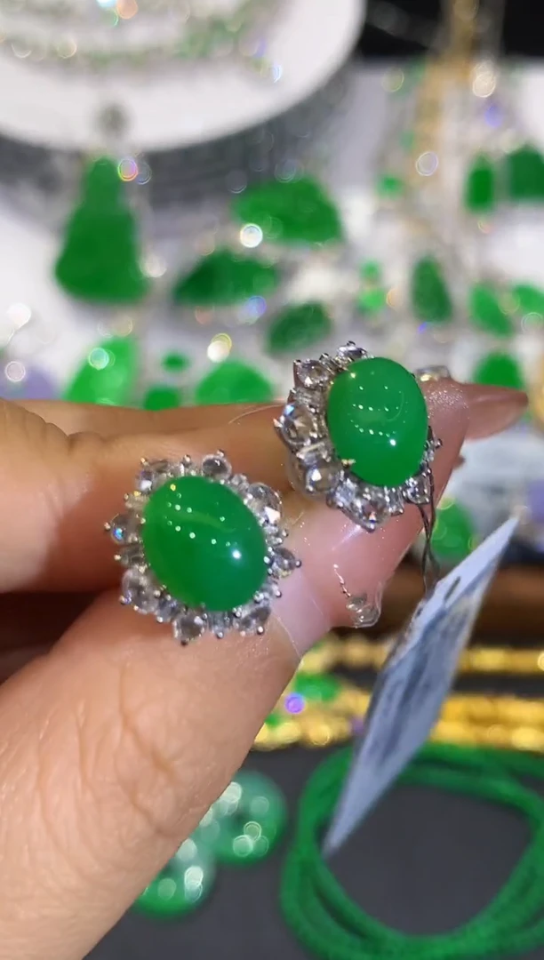 18K金镶嵌翡翠耳饰SY多样性发其一