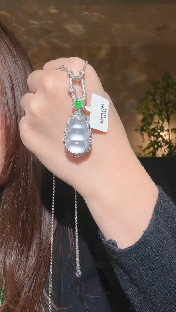 吊坠(赠链)18K金镶嵌翡翠自****壳蛋面吊坠