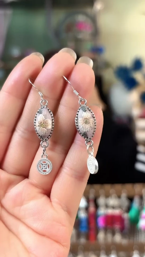 彩云南阁非遗老绣苗银饰品559