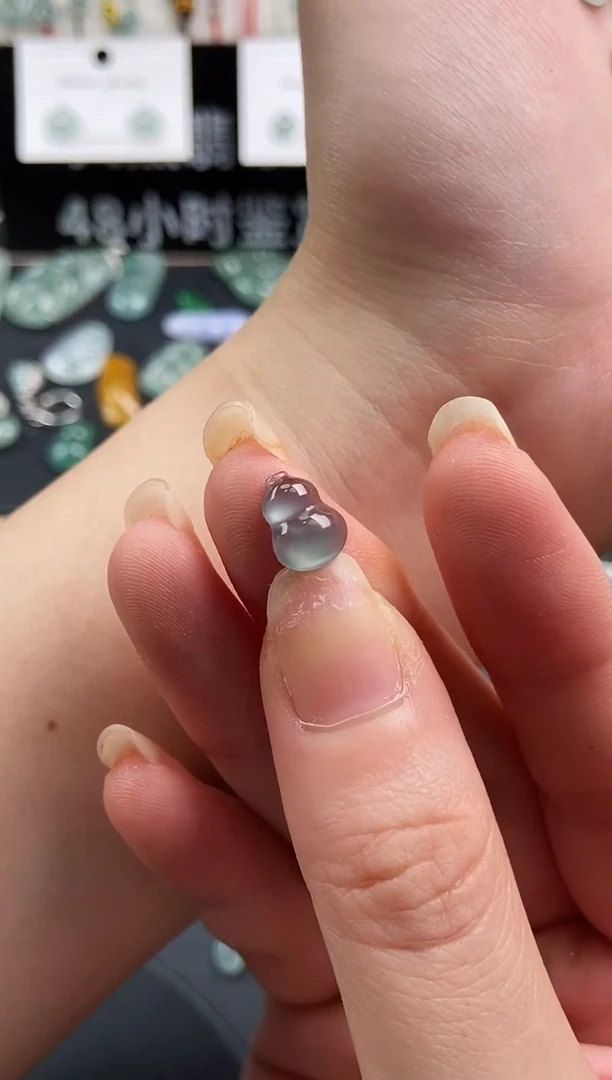 翡翠未镶嵌颈饰葫芦