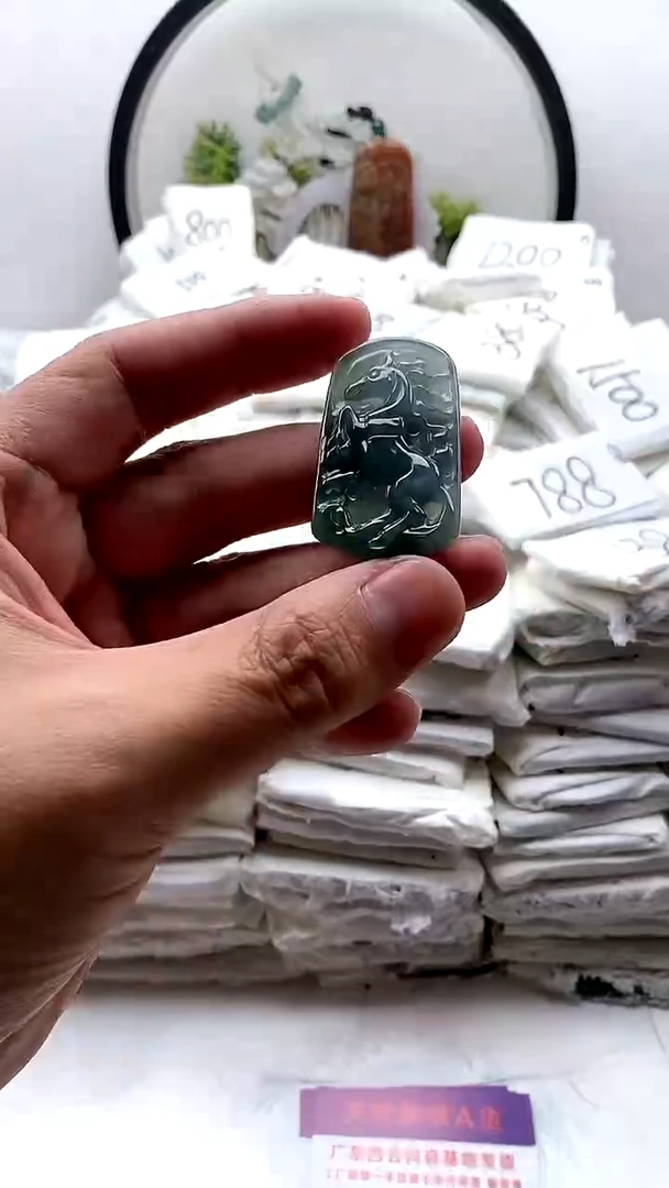 翡翠未镶嵌颈饰挂件