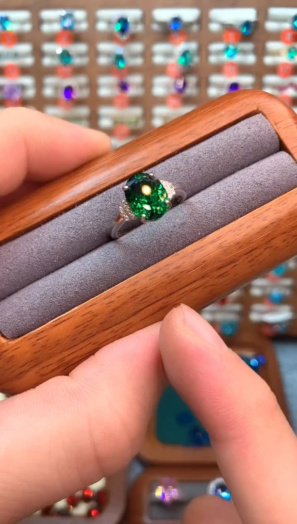 银S925镶嵌戒指石榴石（沙弗莱）......