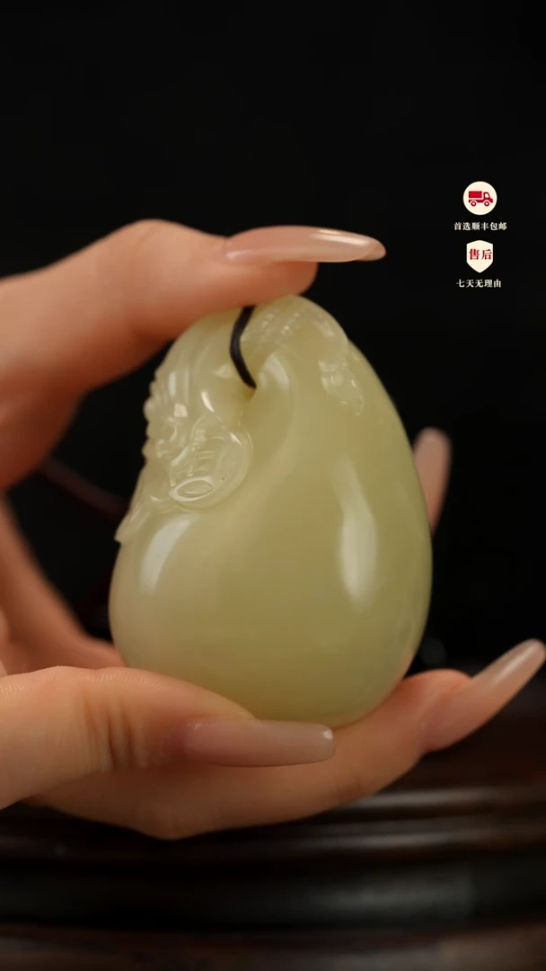 云南石竹叶青雕刻：富得流油手把件挂件