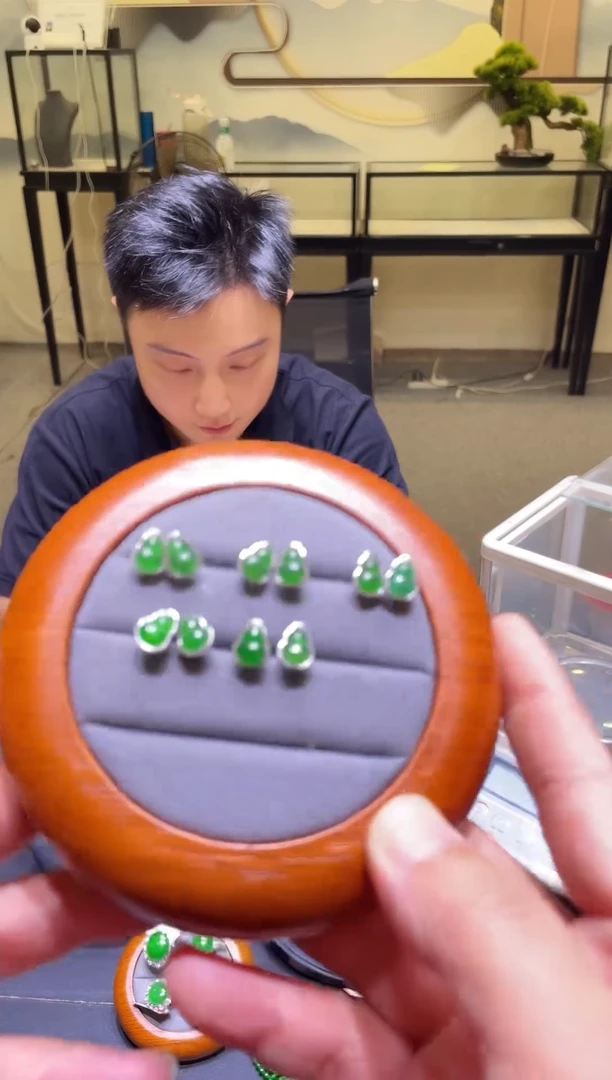 翡翠未镶嵌颈饰多样性发其一