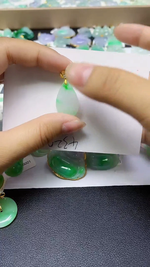翡翠18K金镶嵌颈饰 天然缅甸翡翠A货