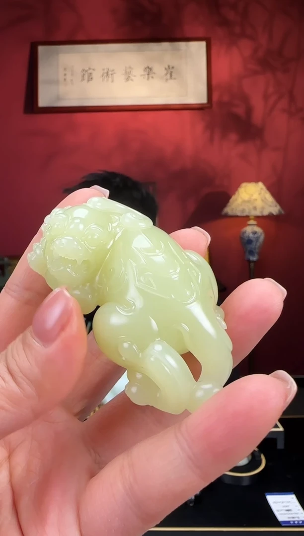 未镶嵌和田玉把件黄玉手把大貔貅k82