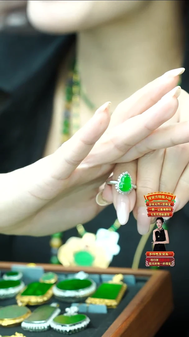 颈饰18K金镶嵌翡翠天然缅甸翡翠a货