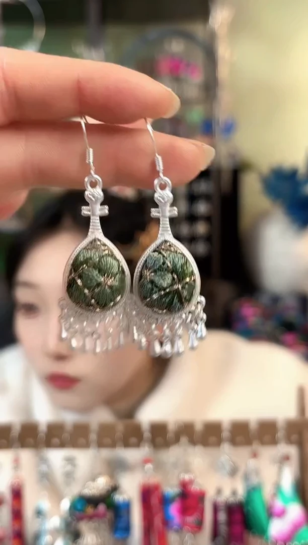 彩云南阁非遗老绣苗银饰品137*