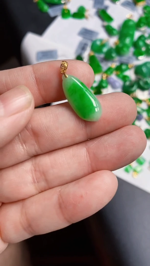 翡翠18K金镶嵌颈饰吊坠