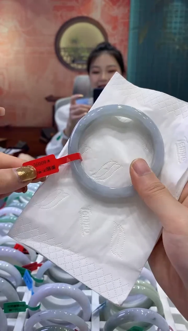 【闪购商品】翡翠手镯未镶嵌多人17178