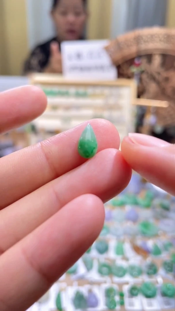 翡翠未镶嵌颈饰滴流