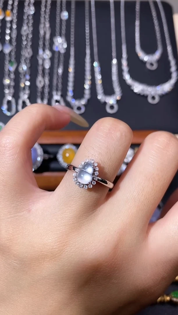 颈饰18K金镶嵌翡翠戒指