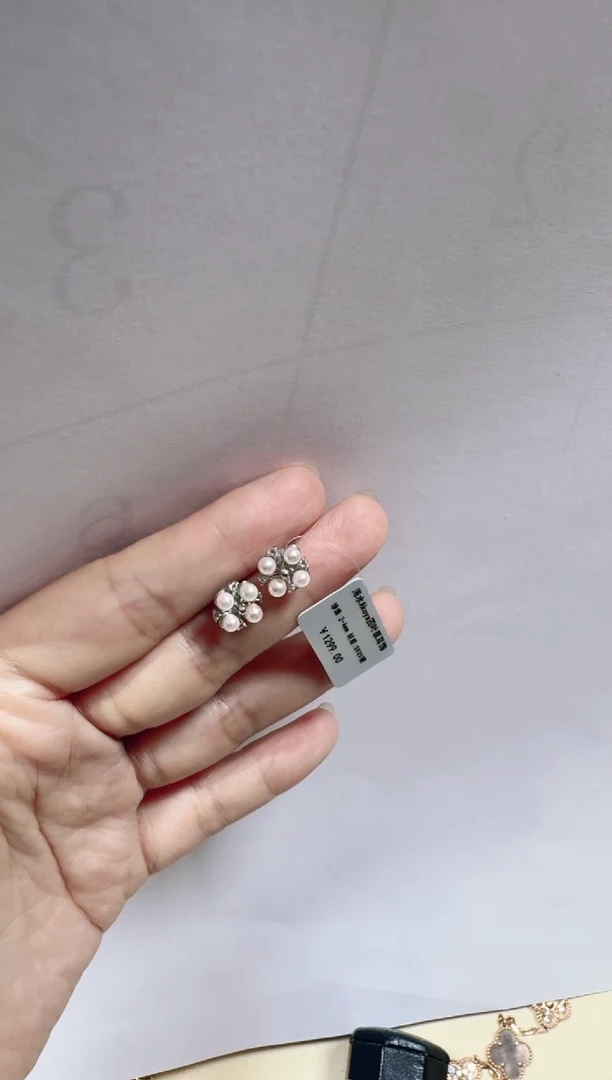 【闪购商品】海水珍珠耳饰银S925镶嵌四叶草耳钉