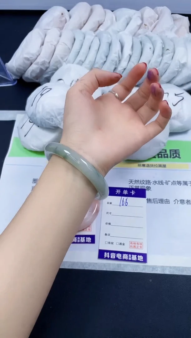 【闪购商品】石英质玉手镯未镶嵌166/63